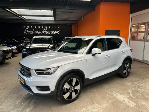 VOLVO XC40 1.5 T3 INSCRIPTION / Leder / Trekhaak / Camera / 19inch