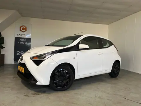 Toyota Aygo 1.0 VVT-i Black & White X-play Airco, Navigatie, Camera