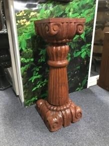 Hadgesneden houten zuil , zuil , sokkel, pilaar