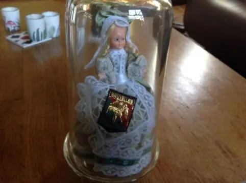 Stolp glas - onderkant glas - staat poppetje uit brussel