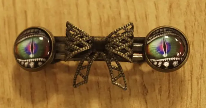 Haarclip cabochon met strik " Ogen groen/paars "