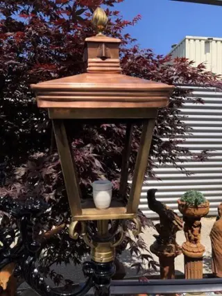 Buitenlamp van koper en messing