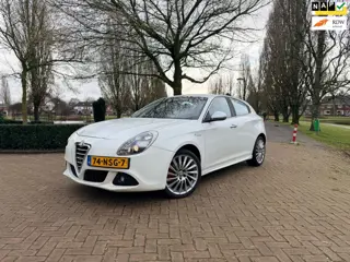 Alfa Romeo Giulietta 1.4 T Distinctive | MultiAir | Leer | Cruise | PDC | LUXE