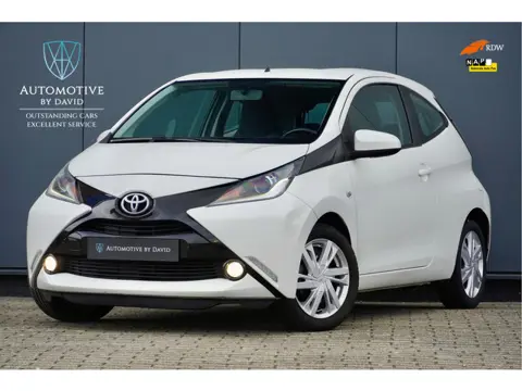 Toyota Aygo 1.0 69 pk VVT-i X-PLAY AUTOMAAT / AIRCO / ACHTERUITRIJCAMERA / BLUETOOTH / LMV / NIEUWE 