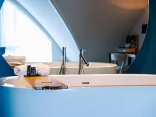 Ruime suite met vrijstaand ligbad in centraal gelegen hotel