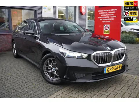 BMW 5-serie 520i / Blind Spot / Keyless / Carplay / Camera / Elek. stoelen / Dealeronderhouden