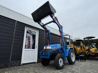 Iseki 22 pk 4wd compacttractor op nieuwe gazonbanden en nieuwe voorlader minitractor mini compact tr