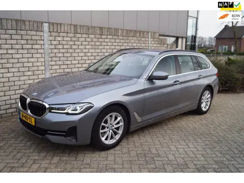BMW 5-serie Touring 520i Business Edition Plus Autom Leder Sportst Laser LED Kopl Navi Camera Clima 