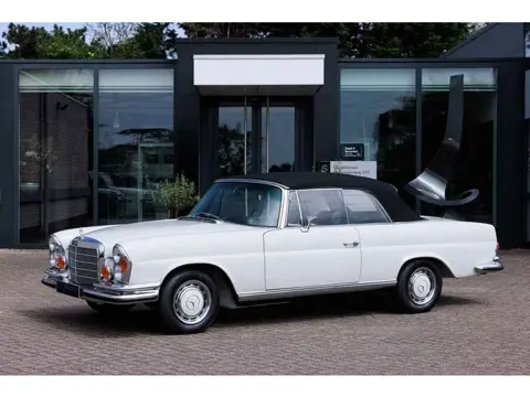 Mercedes-Benz W111 280 SE Cabriolet | Volledig gerestaureerd | Flachkühler | Compleet gerestaureerd 