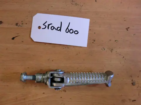 VOETSTEUN LINKS Suzuki GSX R 600 1995 - 2000