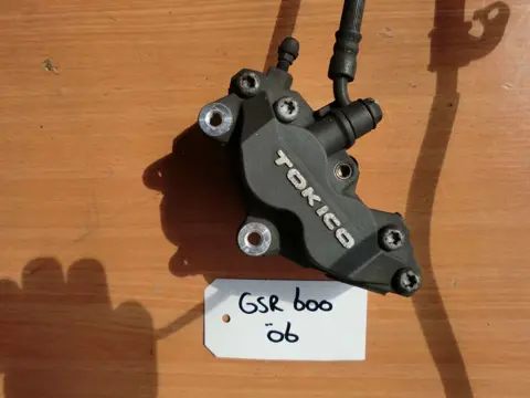 REMKLAUW LINKS VOOR Suzuki GSR 600 2006 - 2009