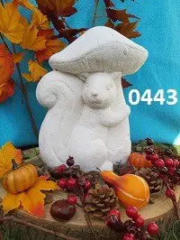 EEKHOORN ONDER EEN PADDESTOEL