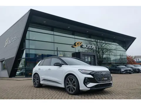 Audi Q4 e-tron 40 204pk Competition S-line 77 kWh Sonos audio Head-up *Marge* Trekhaak elektrisch Ca