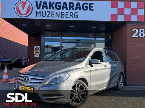 Mercedes-Benz B-Klasse 180 Ambition // DEALER ONDERHOUDEN!! // LEDEREN BEKLEDING // NAVI // CRUISE /