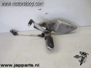 Suzuki RF900R Schetsplaat links met step en pedaal