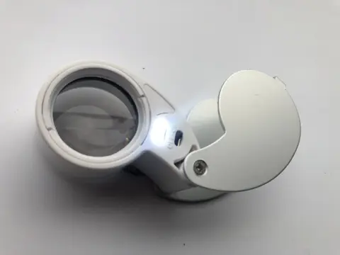 Loepje vergroot 40x25 Met Led Licht.