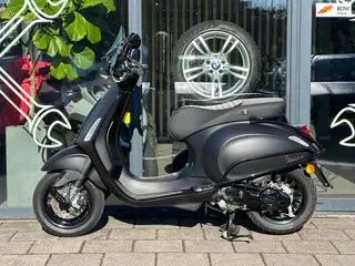 Vespa Bromscooter Sprint 4T Notte Geel Kenteken *116KM*