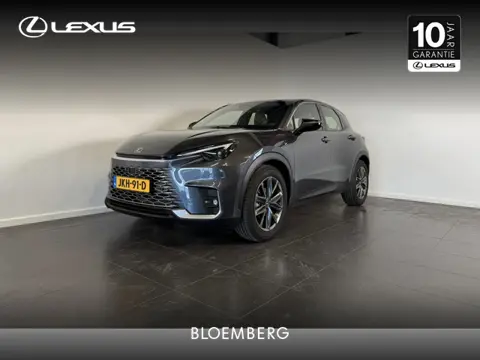 Lexus LBX Relax 2WD | Dodehoek detectie | Electrisch bedienbare achterklep | Cognac kleurig leder |