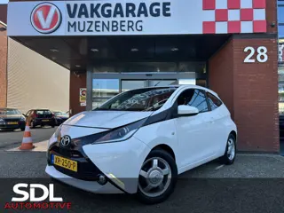 Toyota Aygo 1.0 VVT-i x-play // LED // CAMERA // CARPLAY // AIRCO // ELEK. RAMEN // CRUISE // LAGE K