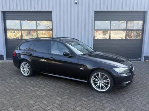 BMW 3-SERIE 320I EXECUTIVE Pano I Trekhaak I Leder I ECC