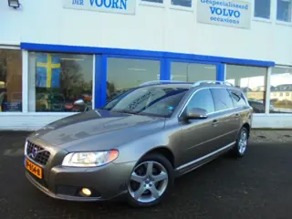 VOLVO V70 2.5 T SUMMUM,AUT,LEDER,17 INCH,TREKH, NW STAAT! 