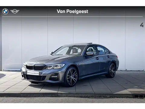 BMW 3 Serie Sedan 330e M-Sport Glazen schuifdak / 19 '' / Hifi Audio / LED koplampen / Draadloos lad