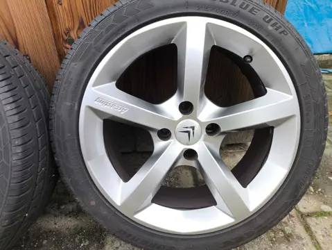 ZEER MOOIE 17" SPORTVELGEN + BANDEN IN NIEUWSTAAT!