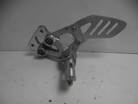 Main step holder left Suzuki GSX R 750 2008 - 2010
