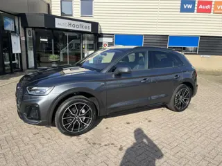 Audi Q5 50 TFSI e S edition Plug inn hybride. S- line uitvoering. Binnen en buiten. navi, pdc, sport