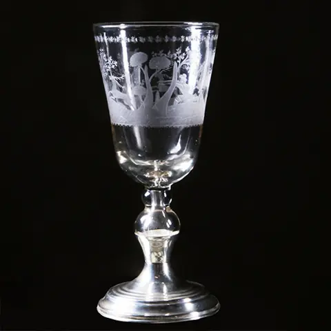 18e eeuwse gelegenheidsglas of bokaal met jachttafereel rond een kasteel op 19e eeuwse zilveren voet