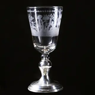 18e eeuwse gelegenheidsglas of bokaal met jachttafereel rond een kasteel op 19e eeuwse zilveren voet