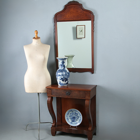 Strakke halspiegel ca 1920 met bloemmahonie kroonstuk gewelfde onderrand