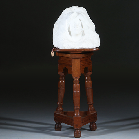 Robuuste piëdestal of atelier bok ca 1890 voor presentatie van kunstwerk