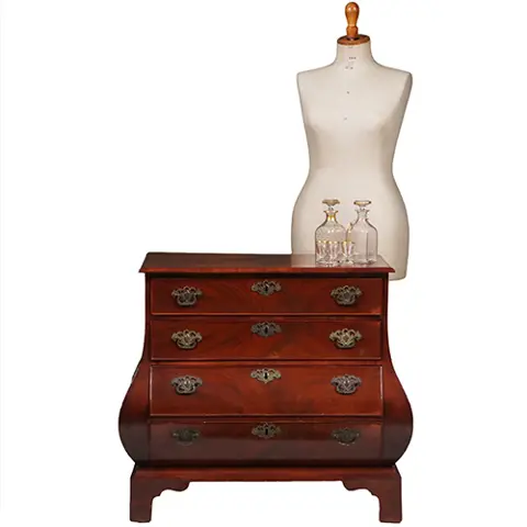 Kleine  Haagse commode in mahonie  3-zijdig gebogen met 4 laden