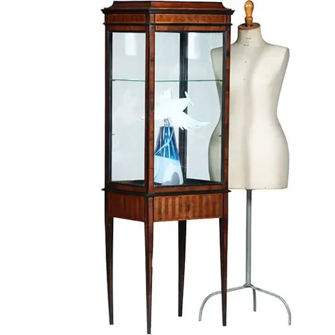Vierkante Hepplewhite vitrine met  glas rondom en een unieke "show lade"