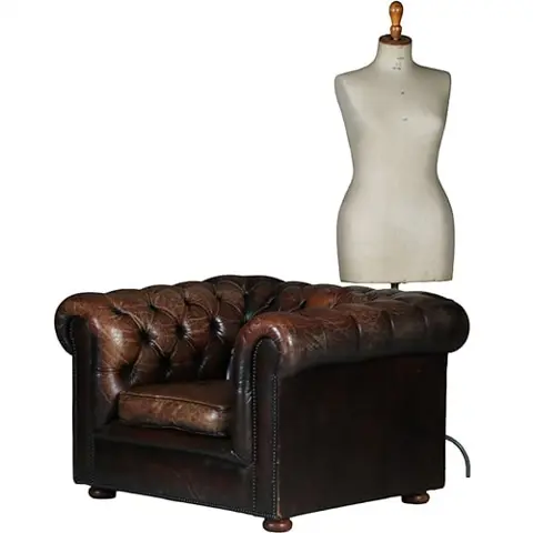 Vintage Chesterfield clubfauteuil mooi doorleefde kleur en uitstraling
