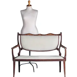 Bijzonder elegant bankje in Hepplewhite ca. 1880 incl. bekleding naar wens.