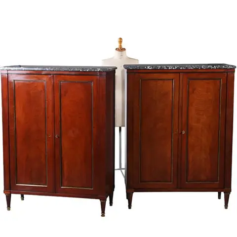 Stel van 2 identieke 2-deurskasten met marmeren blad Frankrijk ca 1830