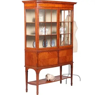 Ingelegde satijnhouten bowfront vitrinekast fijn meubelmakers werk