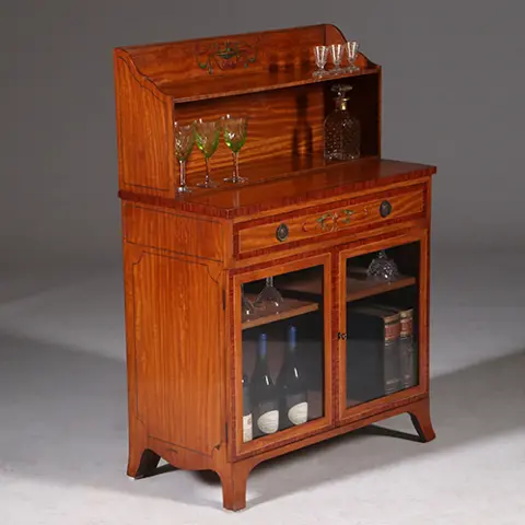 Beschilderd satijnhouten drankenkastje met verstelbare plank en opzetstuk