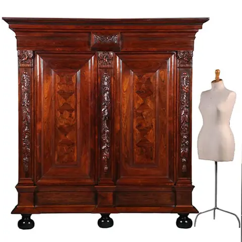 Majestieuze en zeer verfijnde rankenkast ca 1800