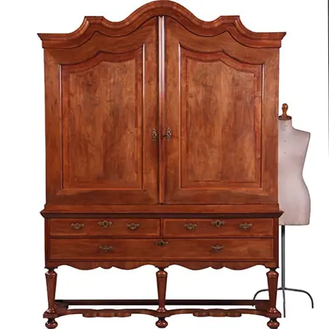 Majestueus kruisvoet kabinet met gewelfde kroon in noten met mahonie visgraat ca 1720