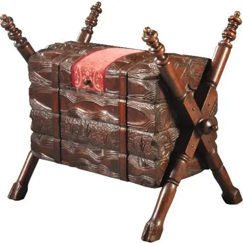 Een collectors item om collectors items in op te bergen: Decoratieve kist i.d.v.v.  gebundelde haardblokken  ca 1865 Hollands