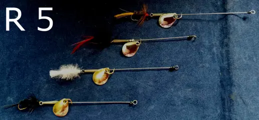 Deel 2) 2 sets van elk 4 stuks Forel Ruisvoorn Baarsspinners met vlieg