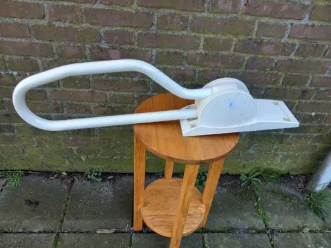 Opklapbare toiletbeugel voor aan de muur