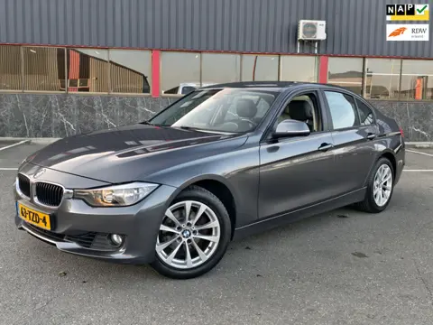BMW 3-serie 320i High Executive / NAP / AUTOMAAT / LEER / OHB / SP VLG / NAVI /
