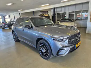 Mercedes-Benz GLC 300 eHybrid 4 matic AMG uitvoering. Panoramadak.luchtvering.