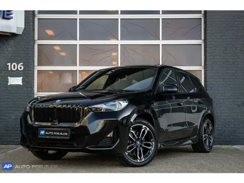 BMW iX1 xDrive30 Launch Edition 67 kWh M Sport, Pano, Leder,Head-Up, harman Cardon, Innovatie pakket