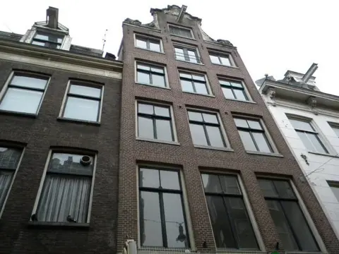 Woning aan de Warmoesstraat te Amsterdam