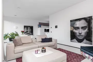 Woning aan de Valkenburgerstraat te Amsterdam